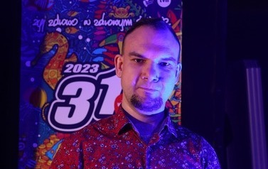 DJ Piotrek podczas występu na scenie. 