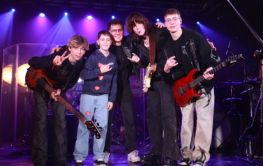 Pięć os&oacute;b stoi na scenie 