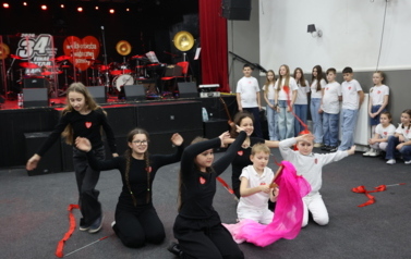 Grupa dzieci tańczy z szafami 