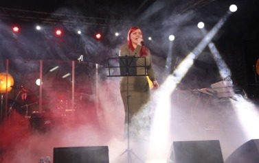 Kobieta śpiewa na scenie 