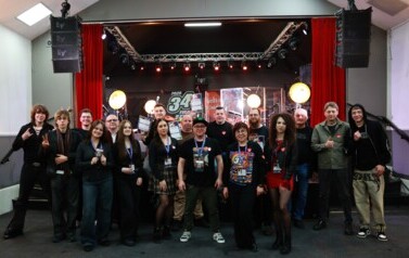 Uczestnicy zajęć pozują do grupowego zdjęcia