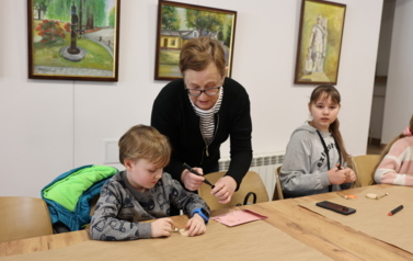 Dzieci robią laurki 