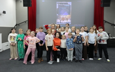 Uczestnicy zajęć pozują do grupowego zdjęcia 