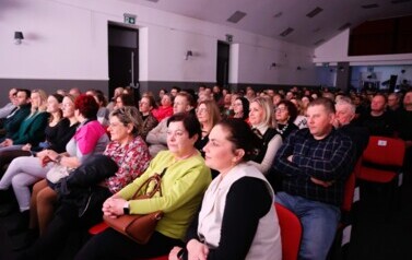 widzowie siedzą na sali widowiskowej 