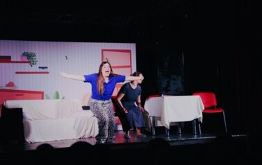 dwie aktorki występują na scenie 