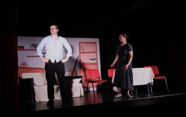 aktor i aktorka na scenie 