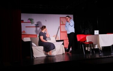 kobieta i mężczyzna grają na scenie 