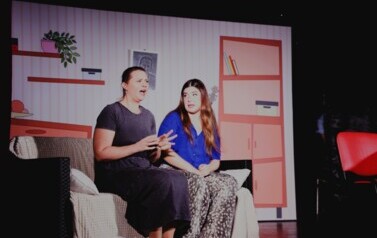 aktorzy na scenie - dwie kobiety 