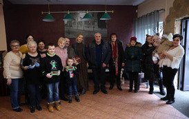 Wsp&oacute;lne zdjęcie uczestnik&oacute;w warsztat&oacute;w z okazji Dnia Babci i Dziadka. 