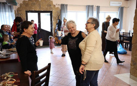 Babcie rozmawiają ze sobą podczas warsztat&oacute;w.